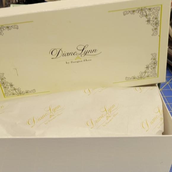 Diane Lynn by Saugus Shoe White Silk 7B - Picture 10 of 10